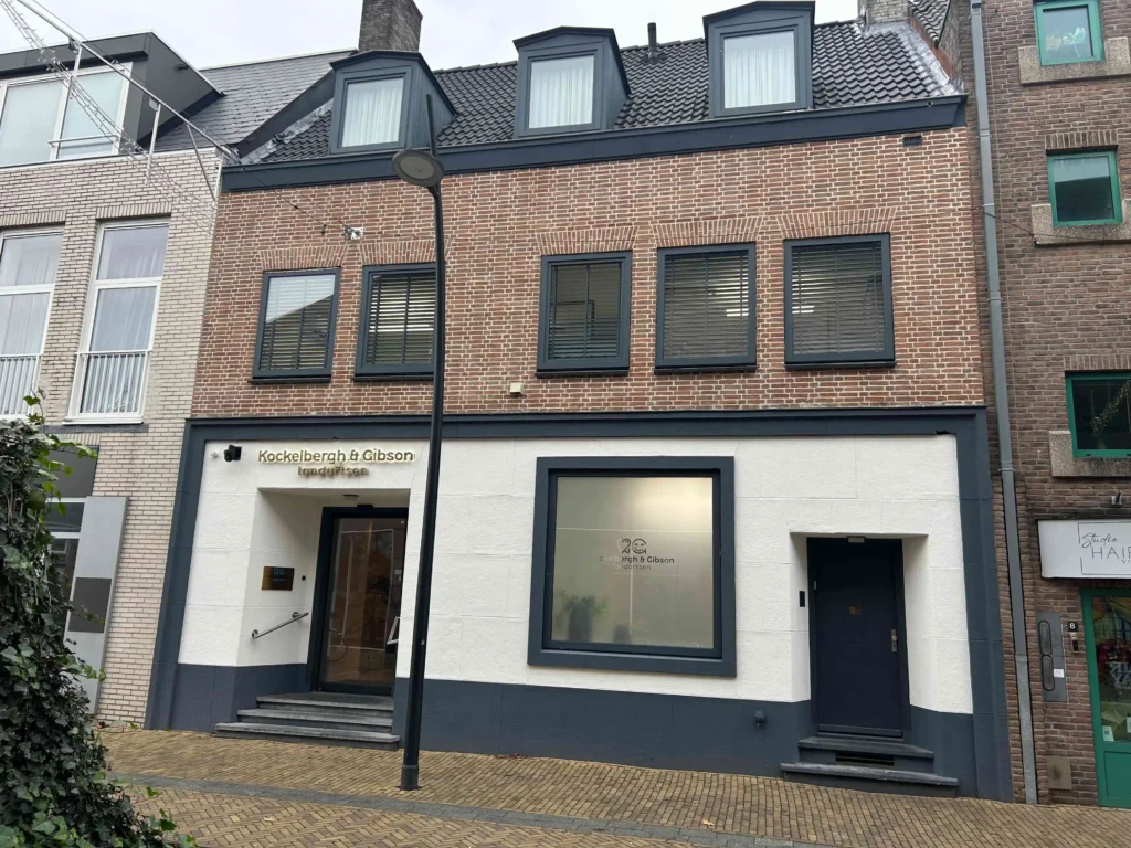 De gevel van tandartspraktijk Kockelbergh & Gibson aan de Beursstraat in het centrum van Emmeloord
